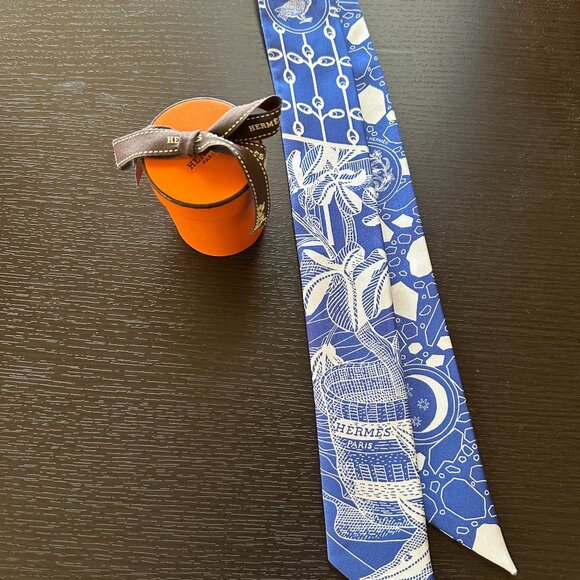 Lovely 100% Silk Twilly from Hermés in Paris. - Picture 1 of 2
